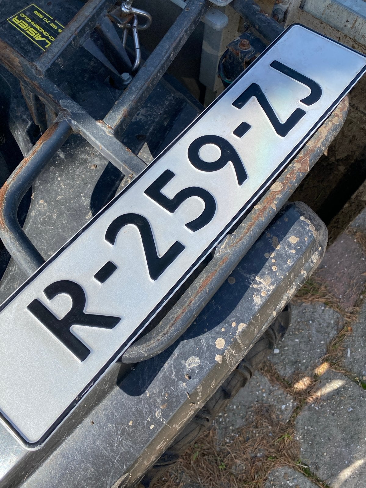 Gevonden nummerplaat R-259-ZJ, Ophalen