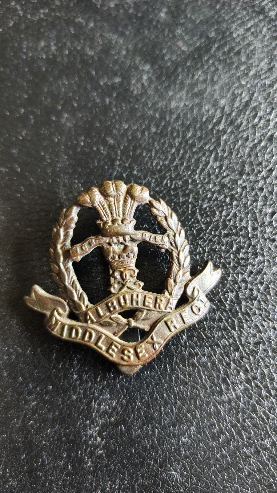 Originele WW2 Officiers capbadge Middlesex Regiment, Holland, Ophalen of Verzenden, Engeland, Embleem of Badge