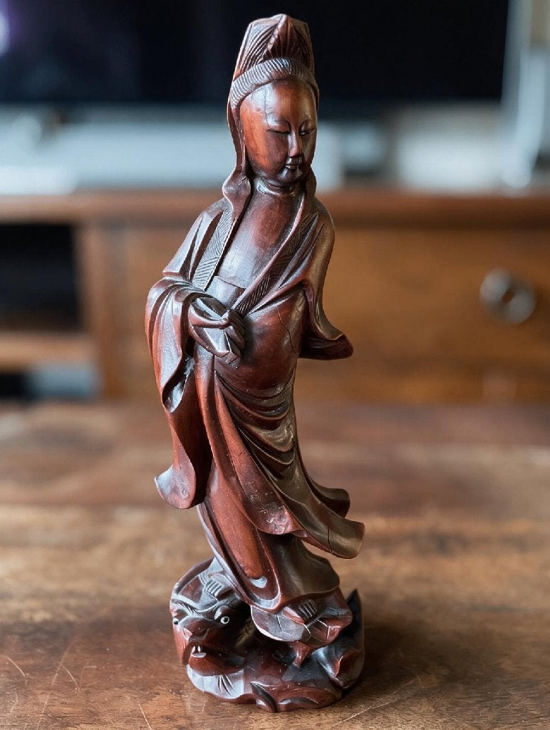 Kwan Yin houten beeld met draak – handgesneden, Antiek en Kunst, Ophalen, Houtsnijwerk, Handgemaakt, Hout