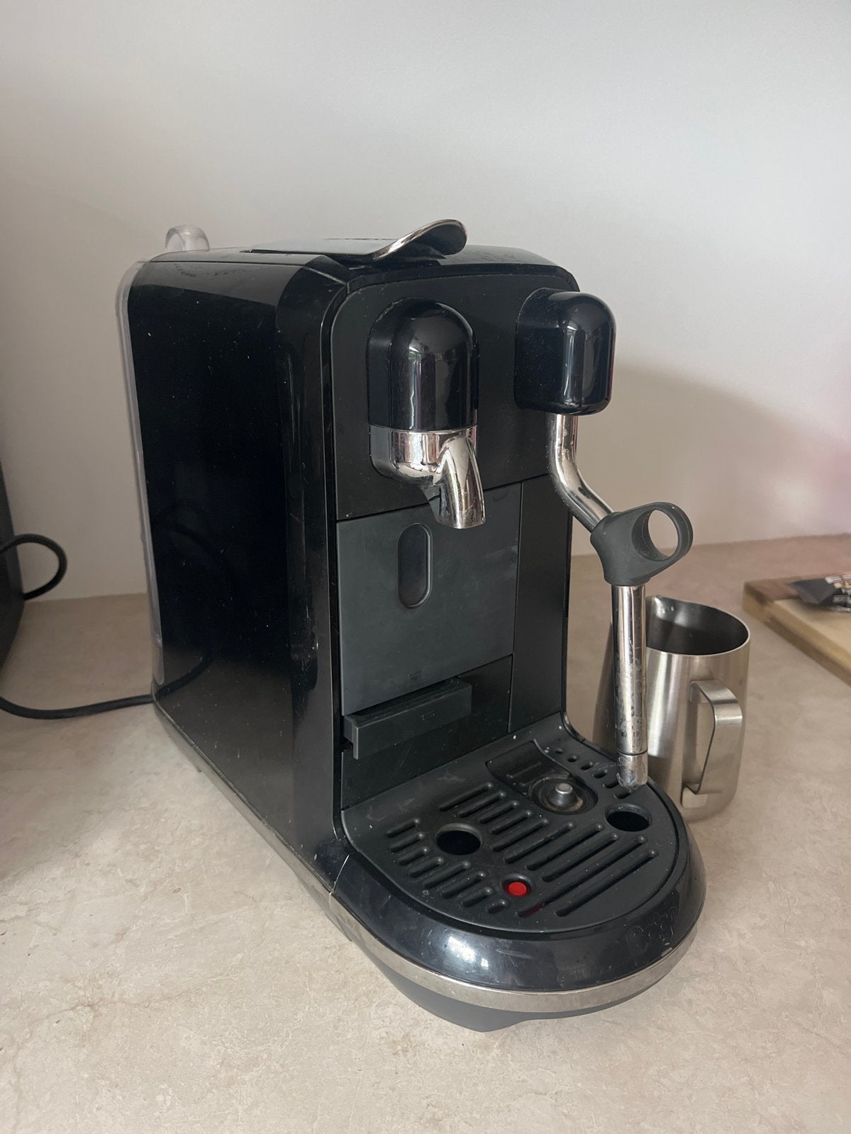 Nespresso apparaat met melkopschuimer - goed werkend, Witgoed en Apparatuur, Koffiepads en cups, Espresso apparaat, Zo goed als nieuw