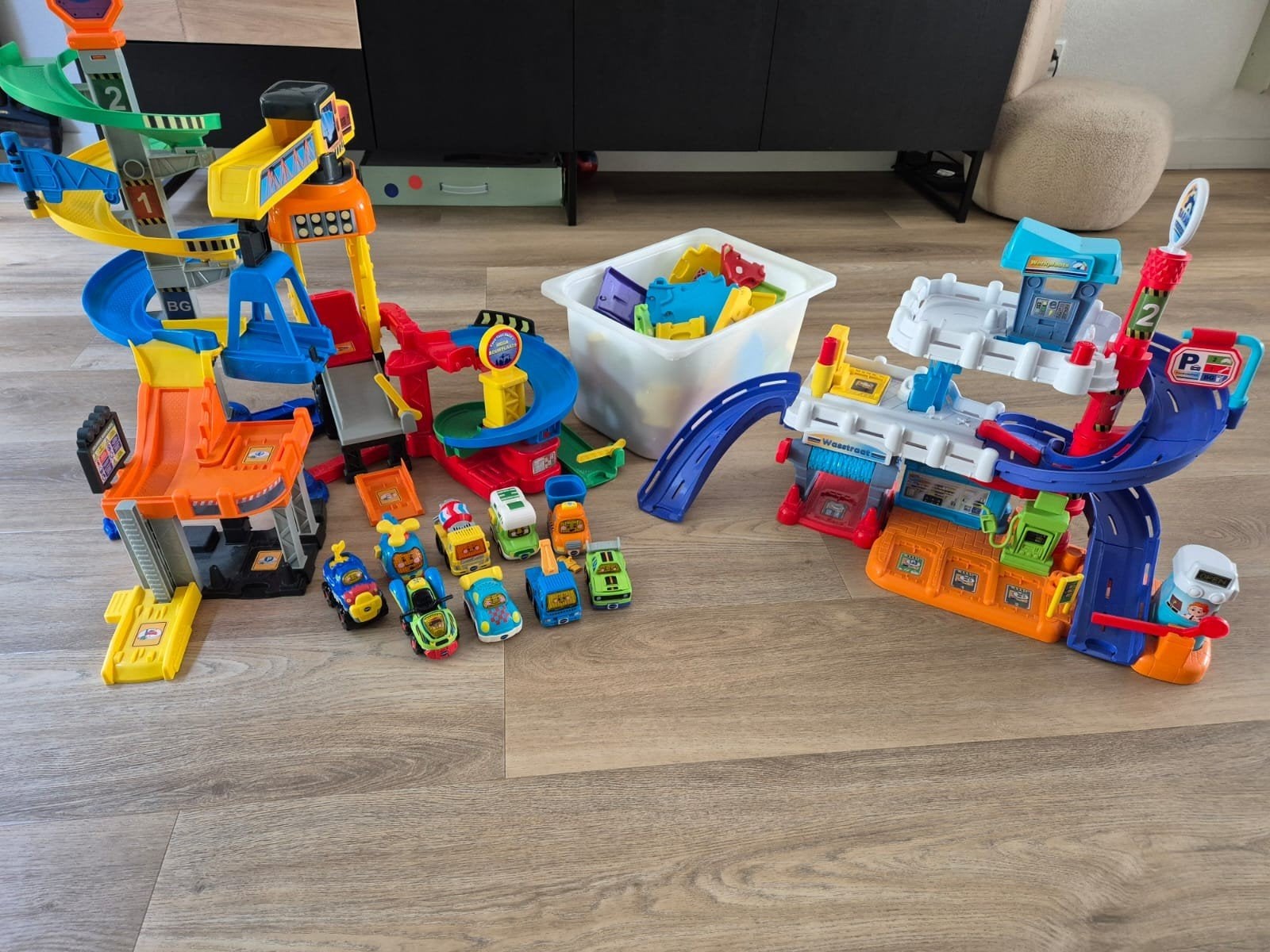 VTech Toet Toet Auto's Mega Bouwplaats + Pro Series Garage +, Kinderen en Baby's, Ophalen, Zo goed als nieuw, 2 tot 4 jaar