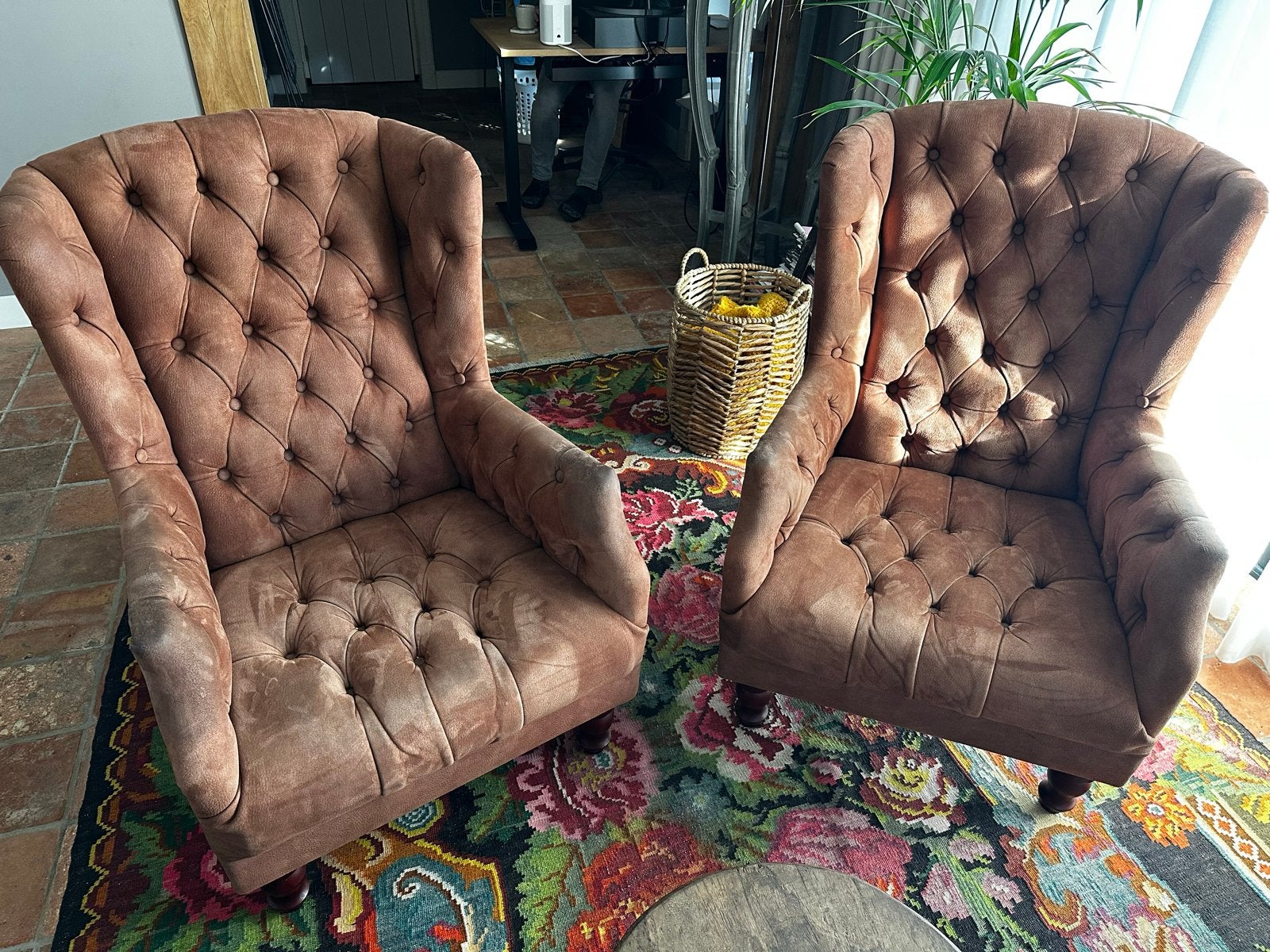Set van 2 cognac suède fauteuils in landelijke stijl, Huis en Inrichting, Ophalen, Gebruikt, Stof, 75 tot 100 cm