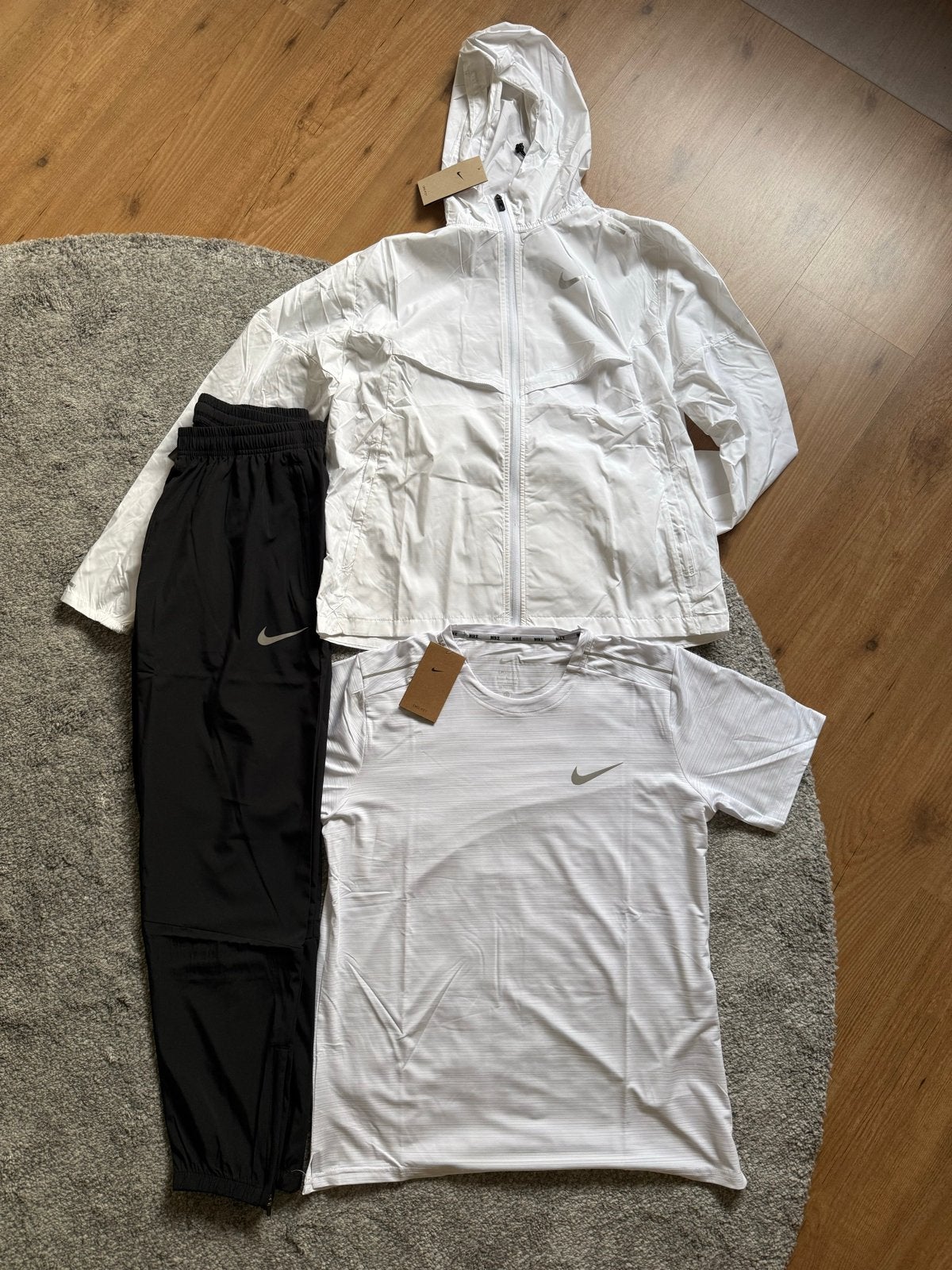 Nike hardloopset: vest, shirt en broek | valt als een S, Meerkleurig, Ophalen of Verzenden, Zo goed als nieuw, Hardlopen of Fietsen