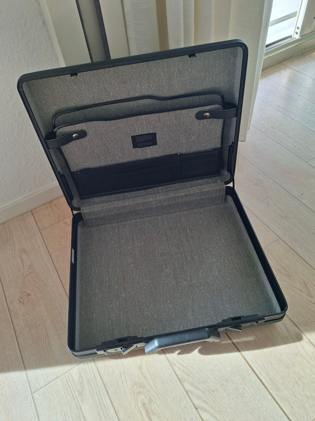Attachekoffer (Dario), Ophalen, Hard kunststof, Minder dan 50 cm, Minder dan 35 cm