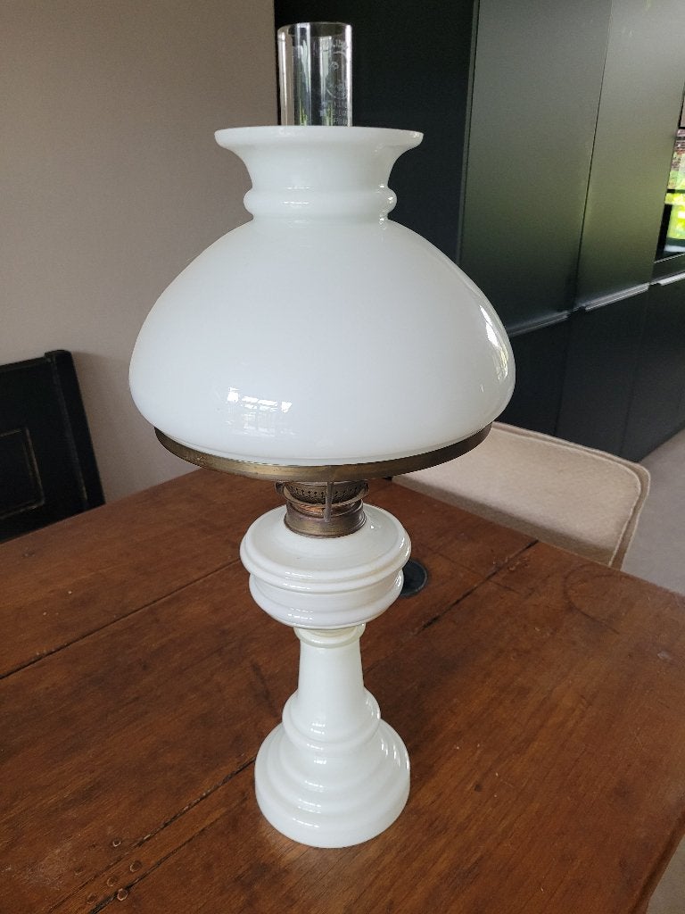 Antieke olielamp met opaline kap en keramische voet, Ophalen