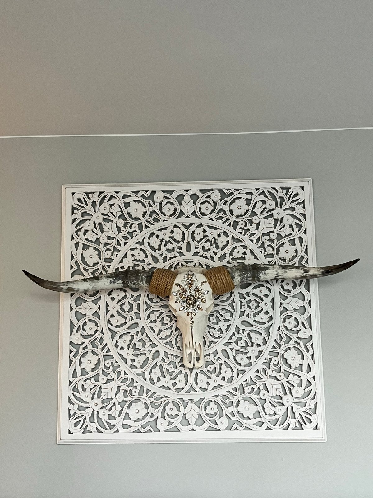 Houten wandpaneel met schedel en strasstenen, Ophalen, Hout, Meerkleurig, Decoratieobject
