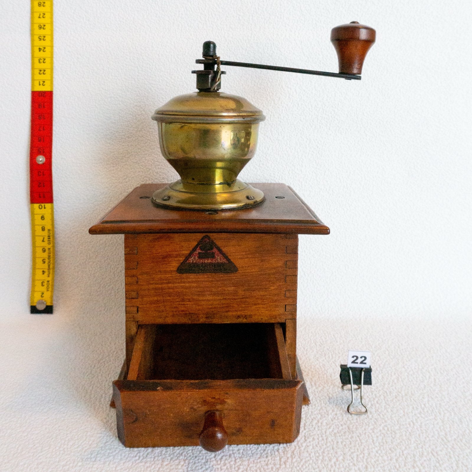 Antieke houten koffiemolen met messing bovenkant, Ophalen