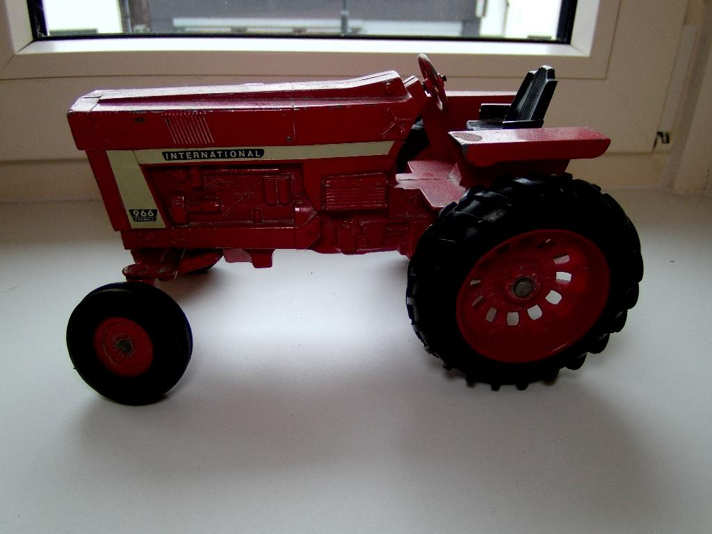 ERTL 1/16 International Hydro Farmall 966 Tractor, Verzenden, Gebruikt, Overige typen, ERTL