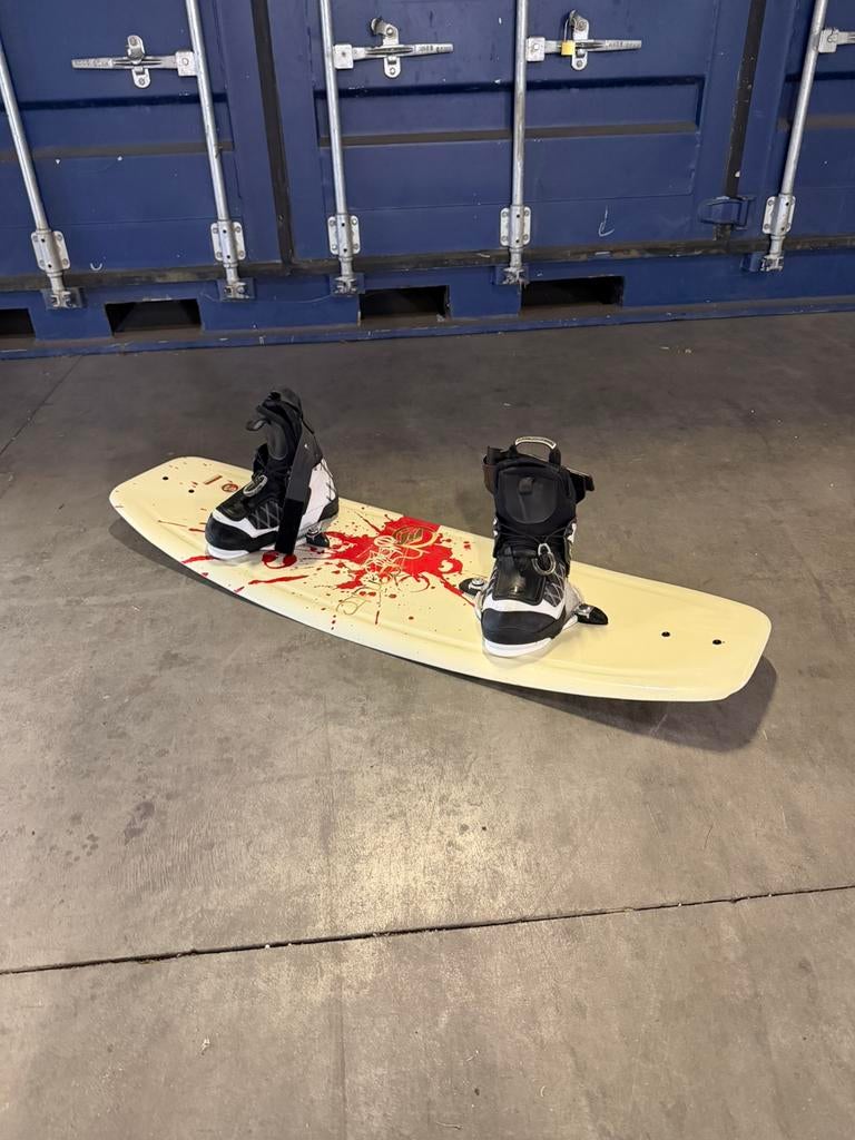 Wakeboard hyperlite 134 met bindingen, Watersport en Boten, Wakeboarden, Ophalen, Gebruikt, Board en Schoenen