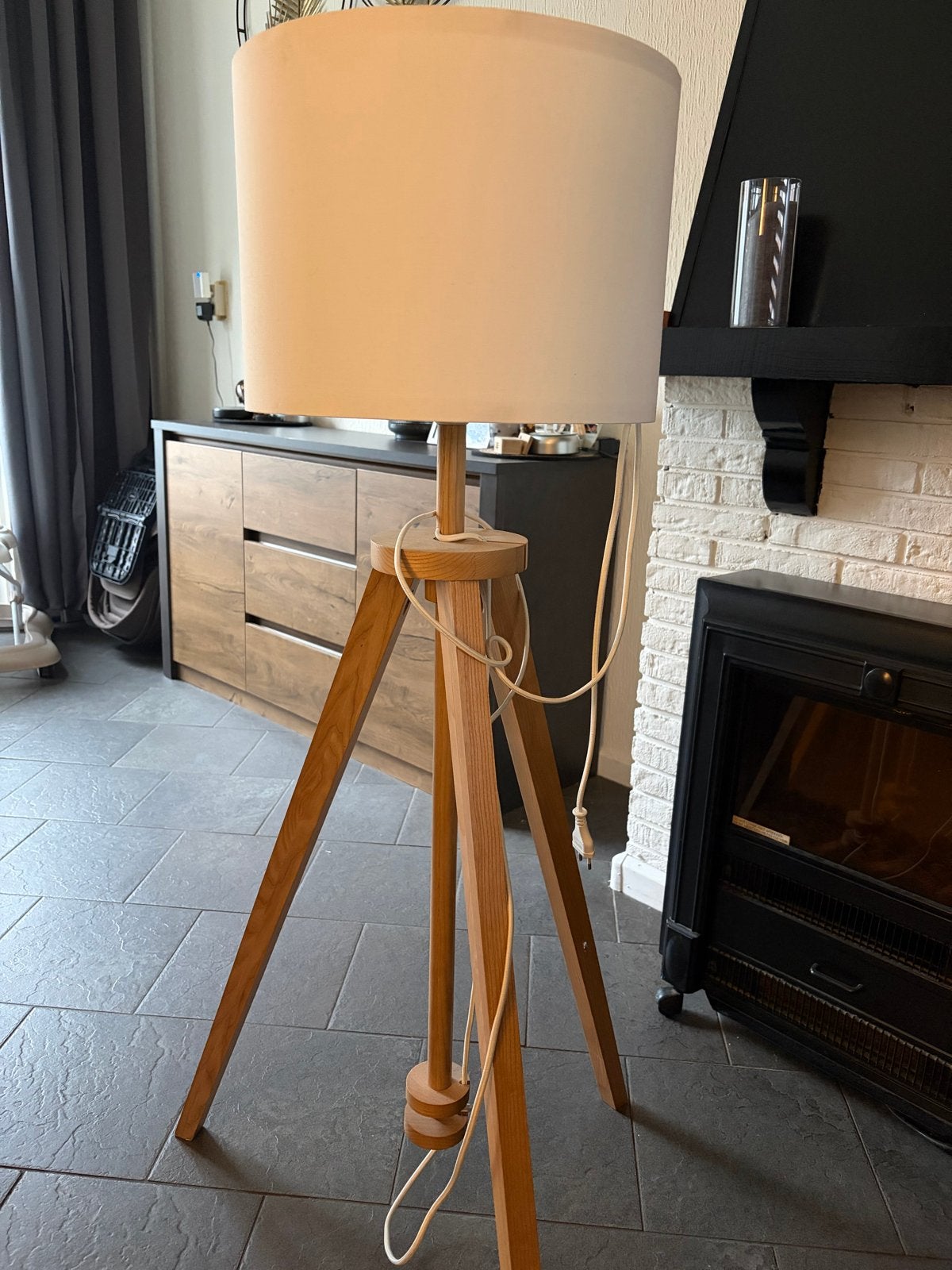 Stijlvolle staande lamp met houten driepoot en stoffen kap, Ophalen, Gebruikt, 100 tot 150 cm, E27 (groot)