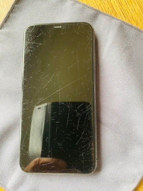 Gebroken iPhone 11 - Voor onderdelen of reparatie, Zwart, 64 GB, Zonder simlock, Niet werkend