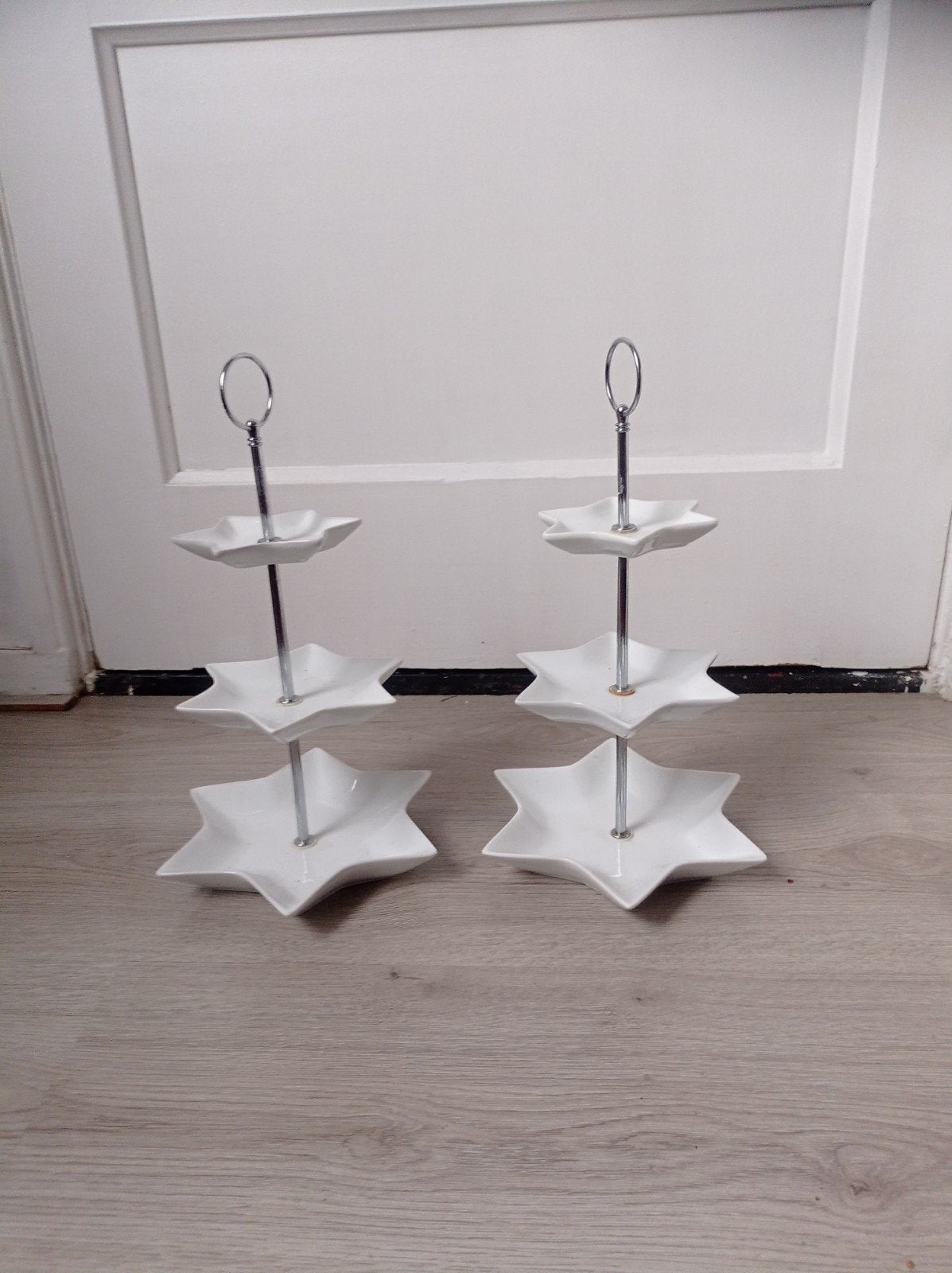 Twee porseleinen ster etagères - 33 cm hoog, Ophalen of Verzenden, Gebruikt, Etagère, Steen/keramiek