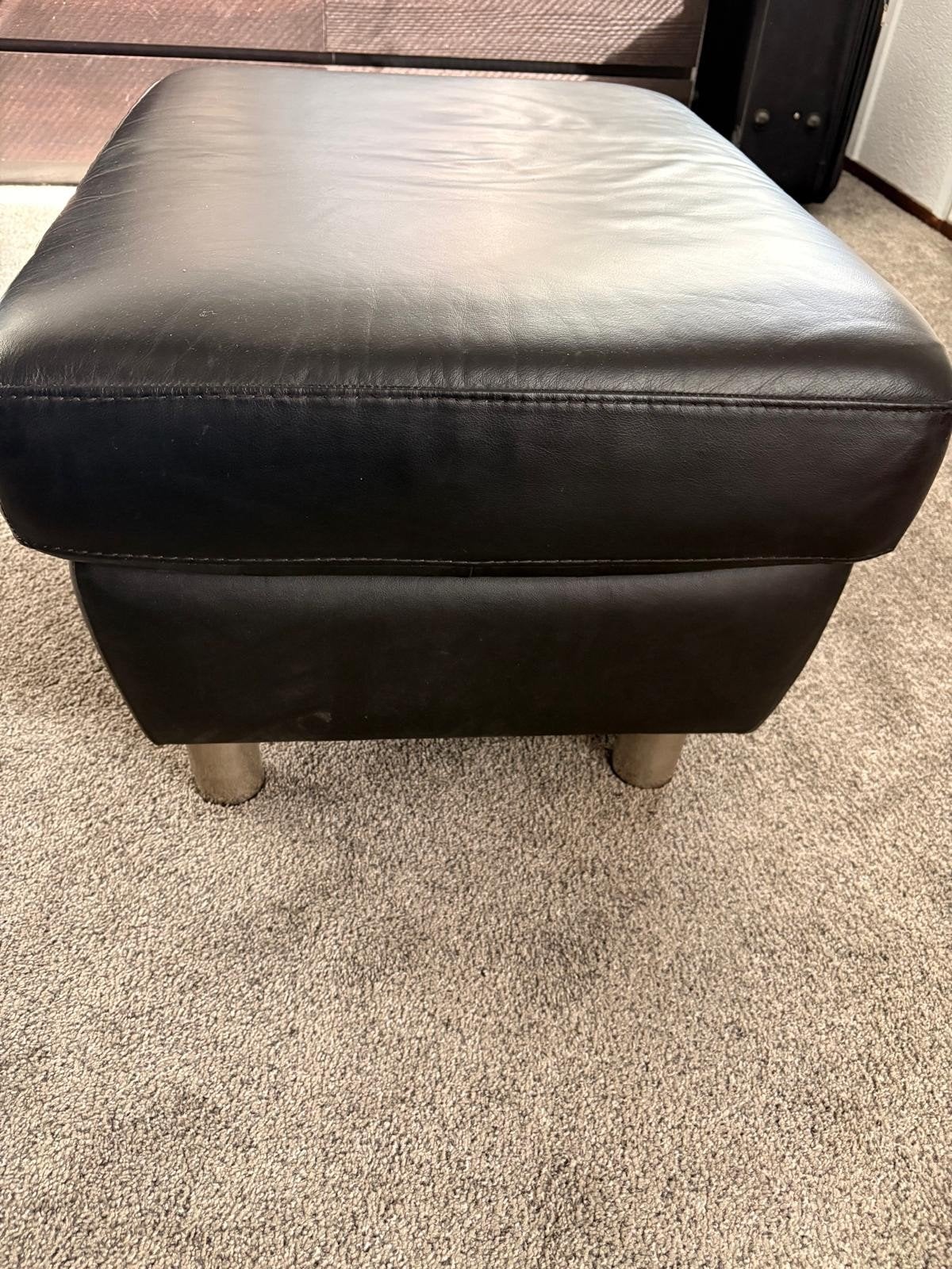 Zwarte leren poef - gebruikt, Minder dan 50 cm, Leer, Zo goed als nieuw, Modern, Tijdloos