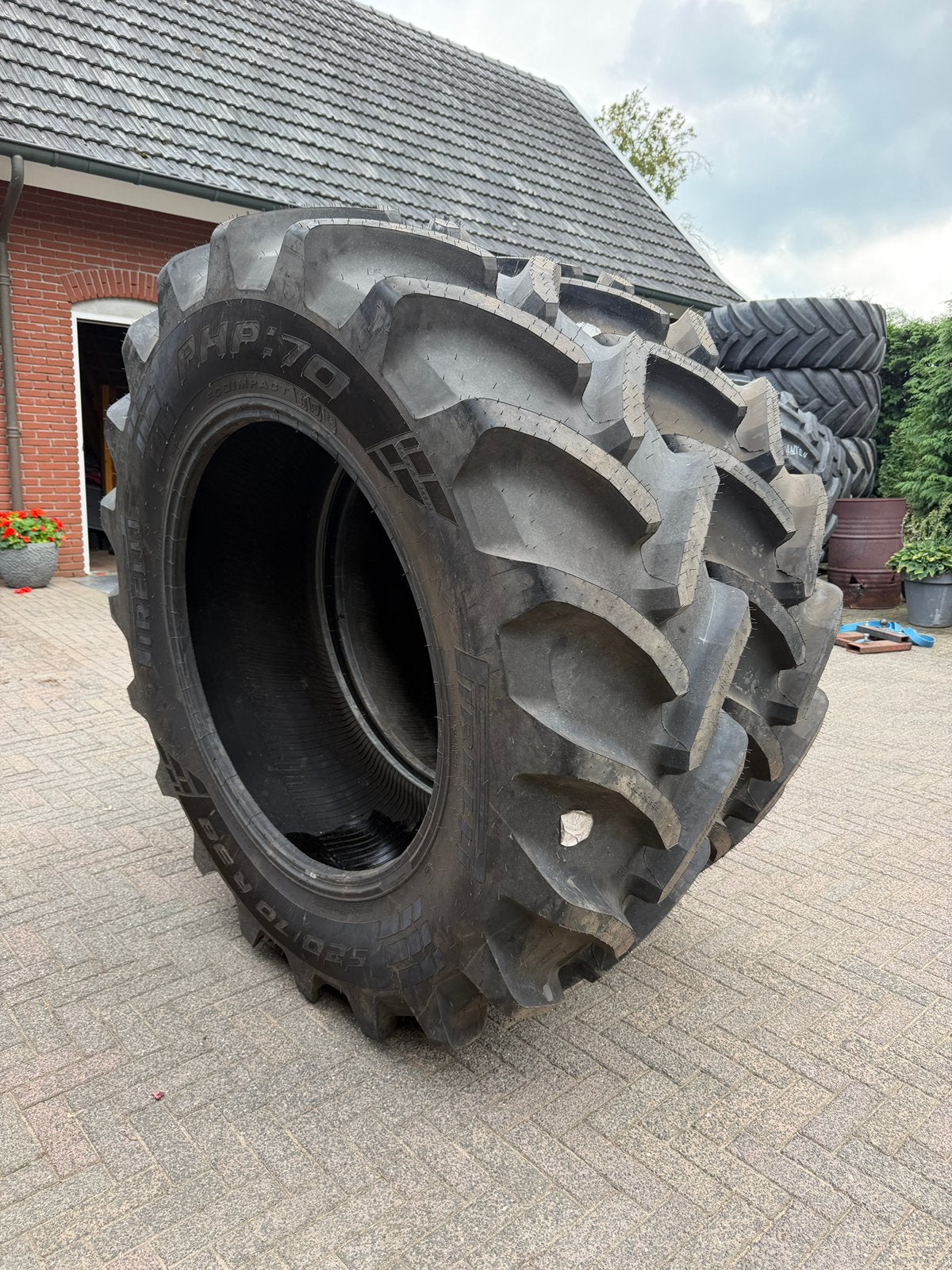 Pirelli PHP 70 520/70R38 nieuw, Zakelijke goederen, Ophalen