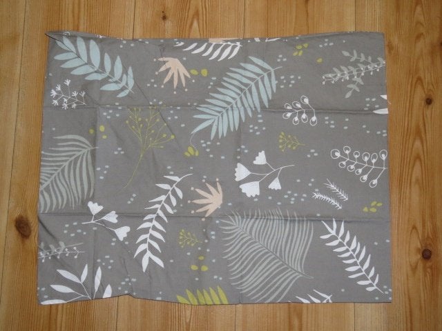 Vintage kussensloop lap stof grijs met bloemen en bladeren, Nieuw, Ophalen of Verzenden, 30 tot 120 cm, Katoen