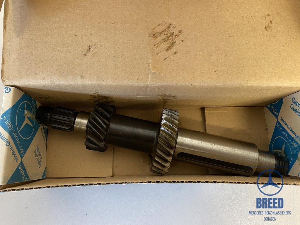 NOS transmissieas voor Mercedes-Benz W114 W115 / 711 716 bak, Auto-onderdelen, Transmissie en Toebehoren, -, Nieuw, Ophalen of Verzenden