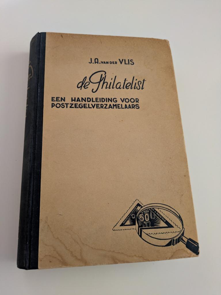 boek: J.A. van der Vlis - de Philatelist (1942), Ophalen of Verzenden, Gelezen