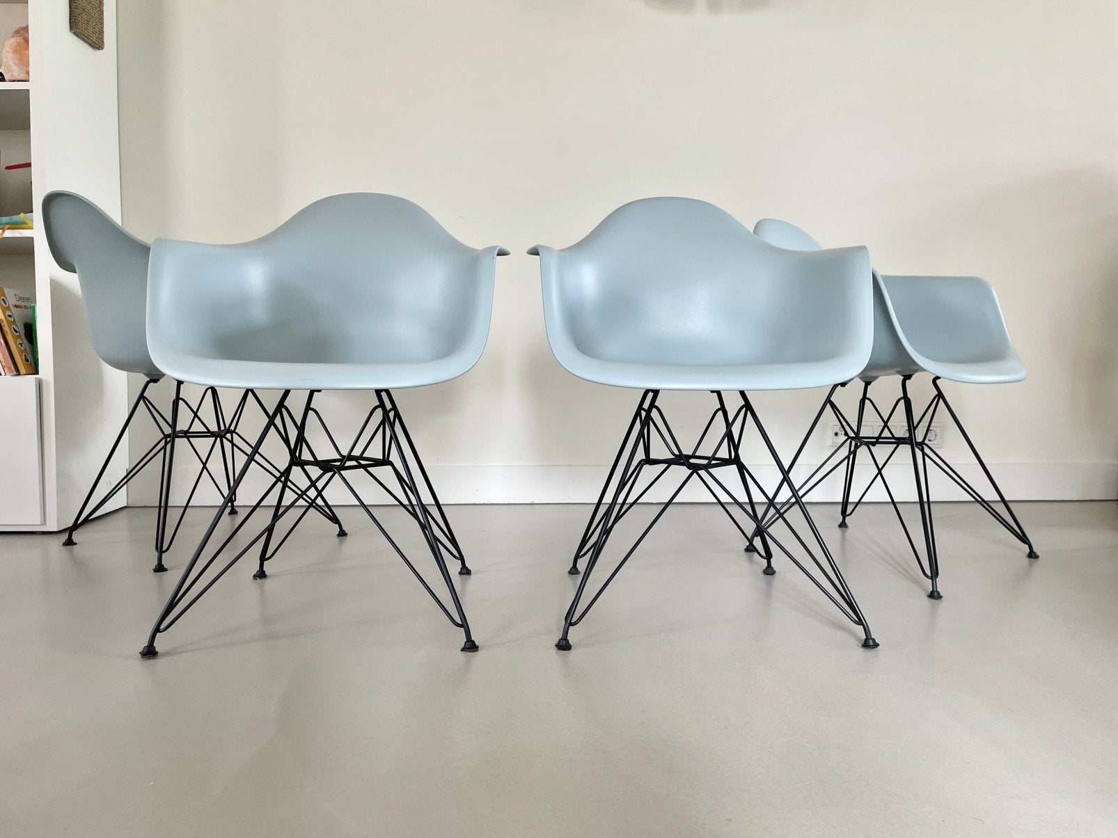 6x Vitra Eames kuipstoelen ijsgrijs DAR zwart, Vitra, Overige kleuren, Ophalen of Verzenden, Zo goed als nieuw