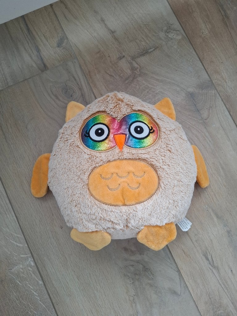 Uil knuffelkussen - beige/oranje - regenboog ogen - ca 40 cm, Ophalen of Verzenden, Zo goed als nieuw, Overige typen