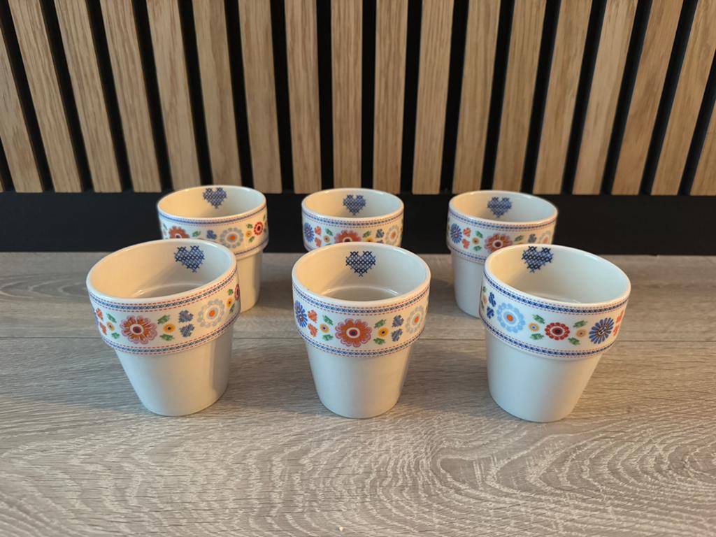 6 melkbekers Yvon Jaspers kakelbont servies!, Huis en Inrichting, Ophalen of Verzenden, Overige stijlen, Kop(pen) en/of Schotel(s)