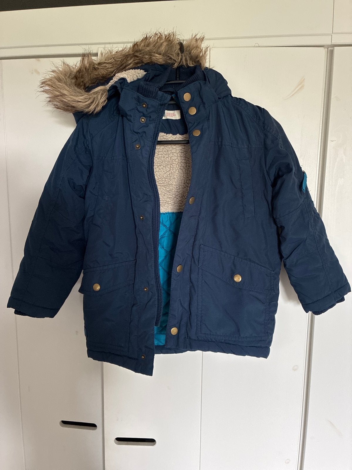 H&M winterjas met teddy voering en capuchon (maat 116), Ophalen of Verzenden, Gebruikt, Jongen of Meisje, Jas
