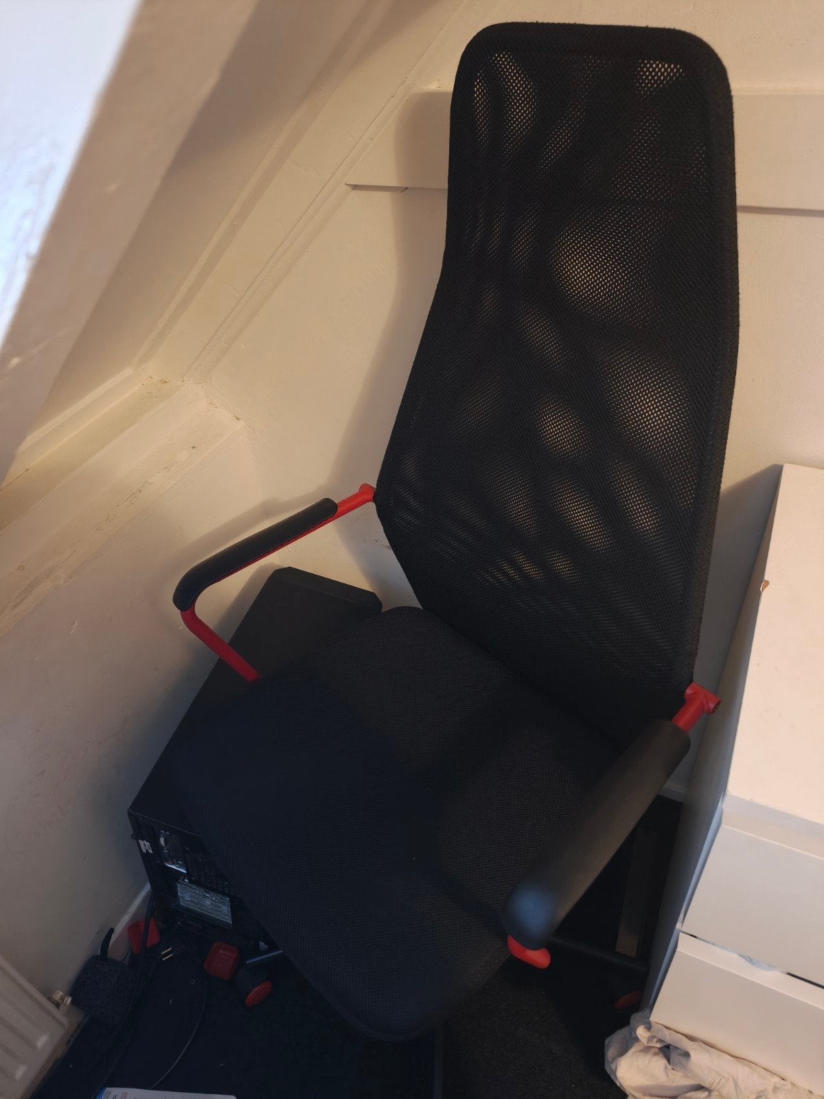 Zwarte Bureaustoel met Rode Accent - Comfortabel & Ergonomis, Ophalen, Overige kleuren, Nieuw, Bureaustoel