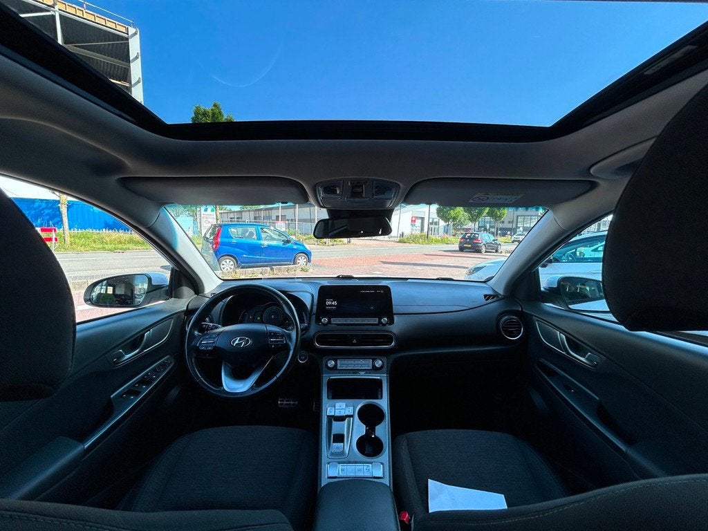 Hyundai Kona EV Fashion 64 kWh Cam|PANO|SOH 100%|Warmtepomp, Auto's, Hyundai, 12 maanden, Stof, Gebruikt, Wit