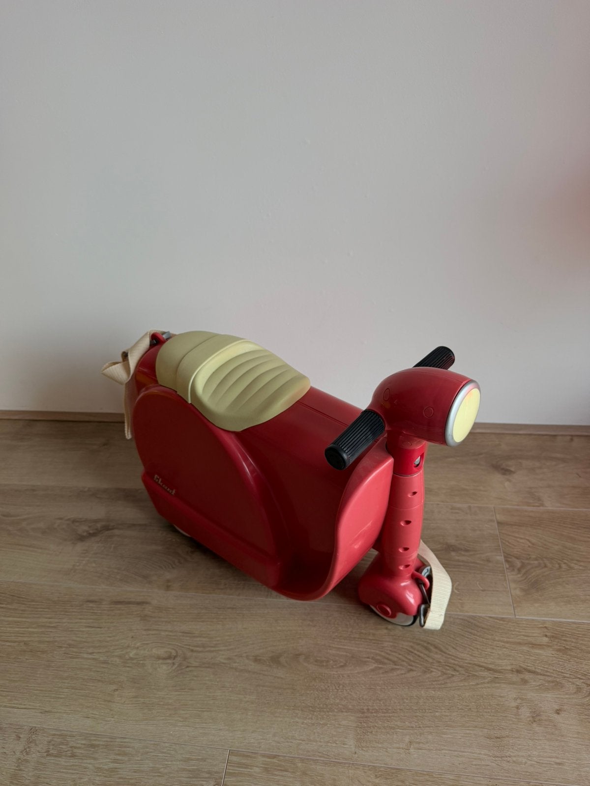 Ride-on kinderkoffer / zitkoffer rood met wielen, Ophalen, Hard kunststof, Minder dan 50 cm, Zo goed als nieuw
