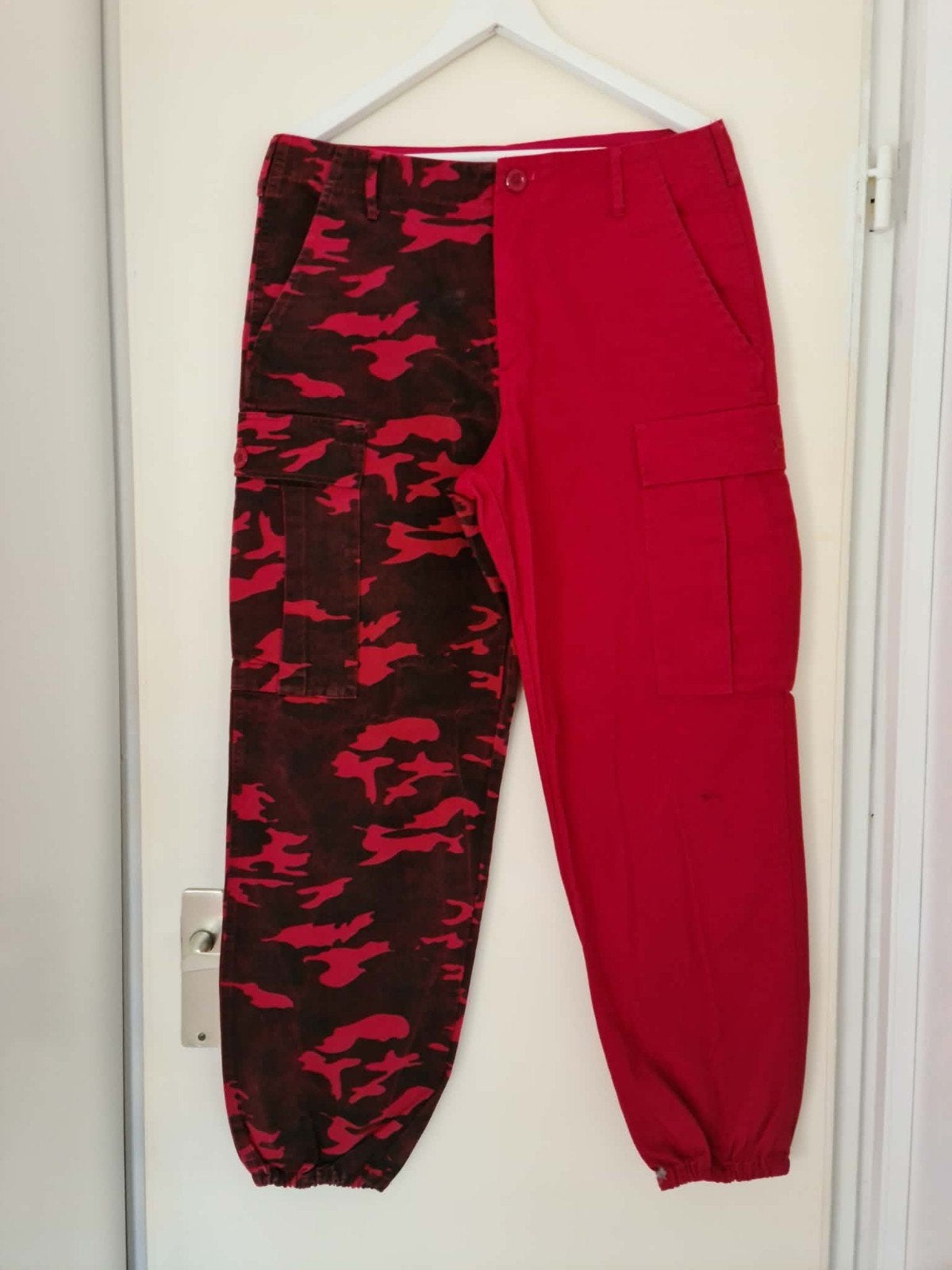 Fashion Nova Cargo Broek Rood Camouflage Maat M, Kleding | Dames, Maat 38/40 (M), Ophalen of Verzenden, Zo goed als nieuw, Fashion Nova