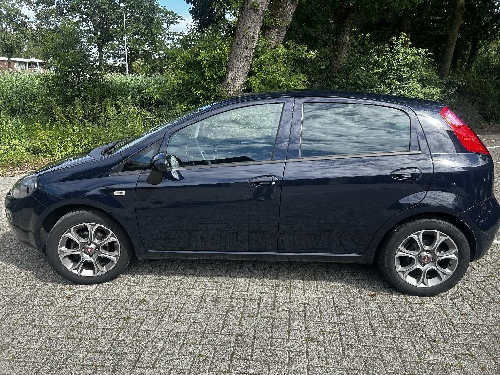 Fiat Punto 0.9 TwinAir Lounge 74KW Blauw / APK maart 2027, Voorwielaandrijving, Zwart, Alcantara, 49 €/maand
