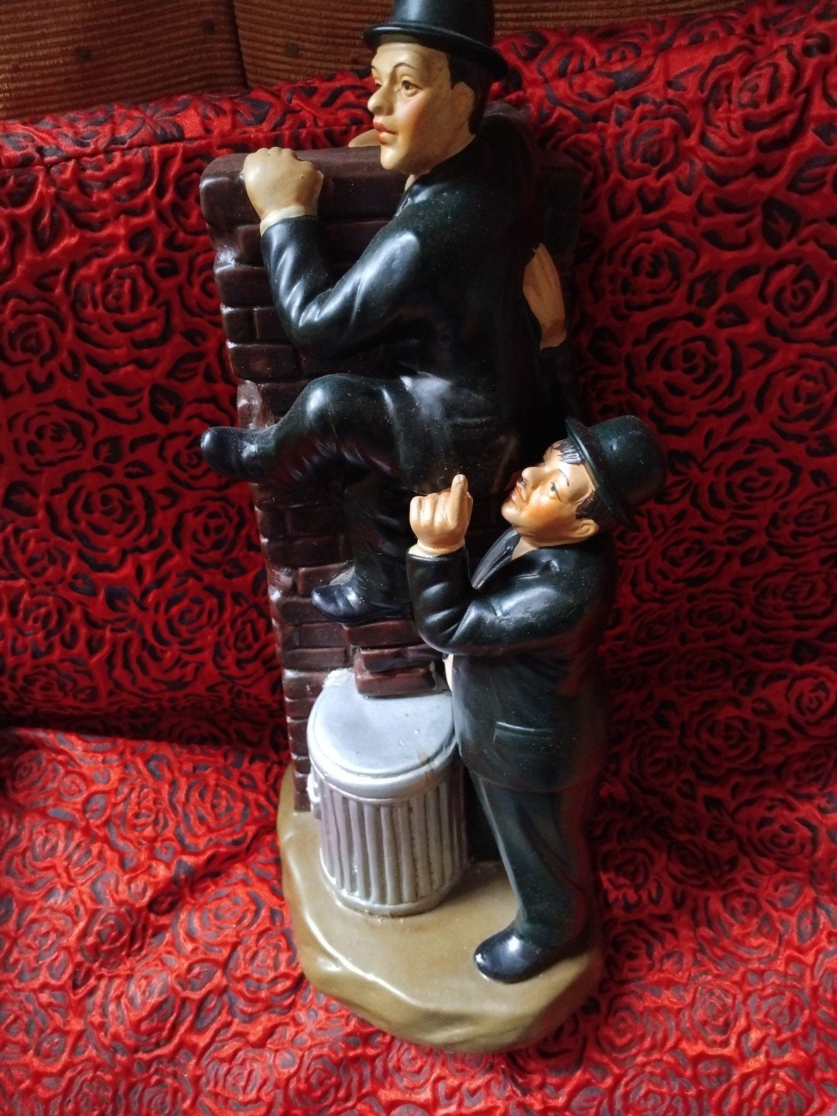 Beeld Laurel & Hardy op schoorsteen, Groep mensen, Ophalen of Verzenden, 20 - 50 cm, Beeld