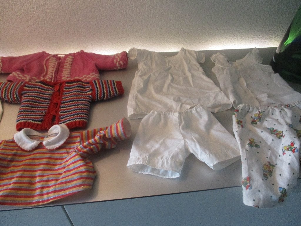 Poppen kleertjes waaronder antieke, Verzamelen, Poppen, Ophalen of Verzenden, Gebruikt, Kleertjes