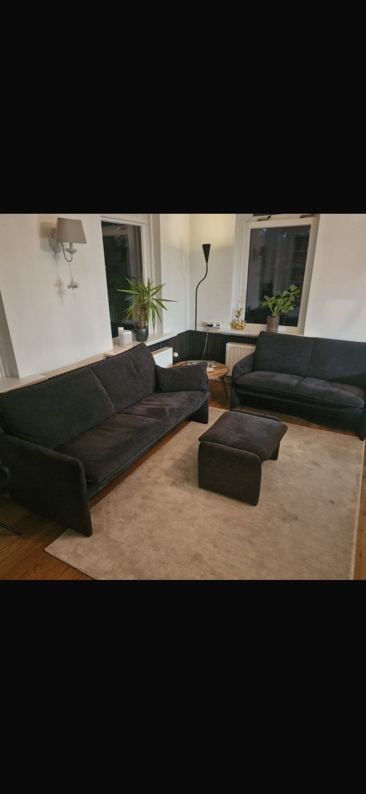 Prachtige twee en twee en halve zwart/grijs suede zitbanken., Ophalen, Gebruikt