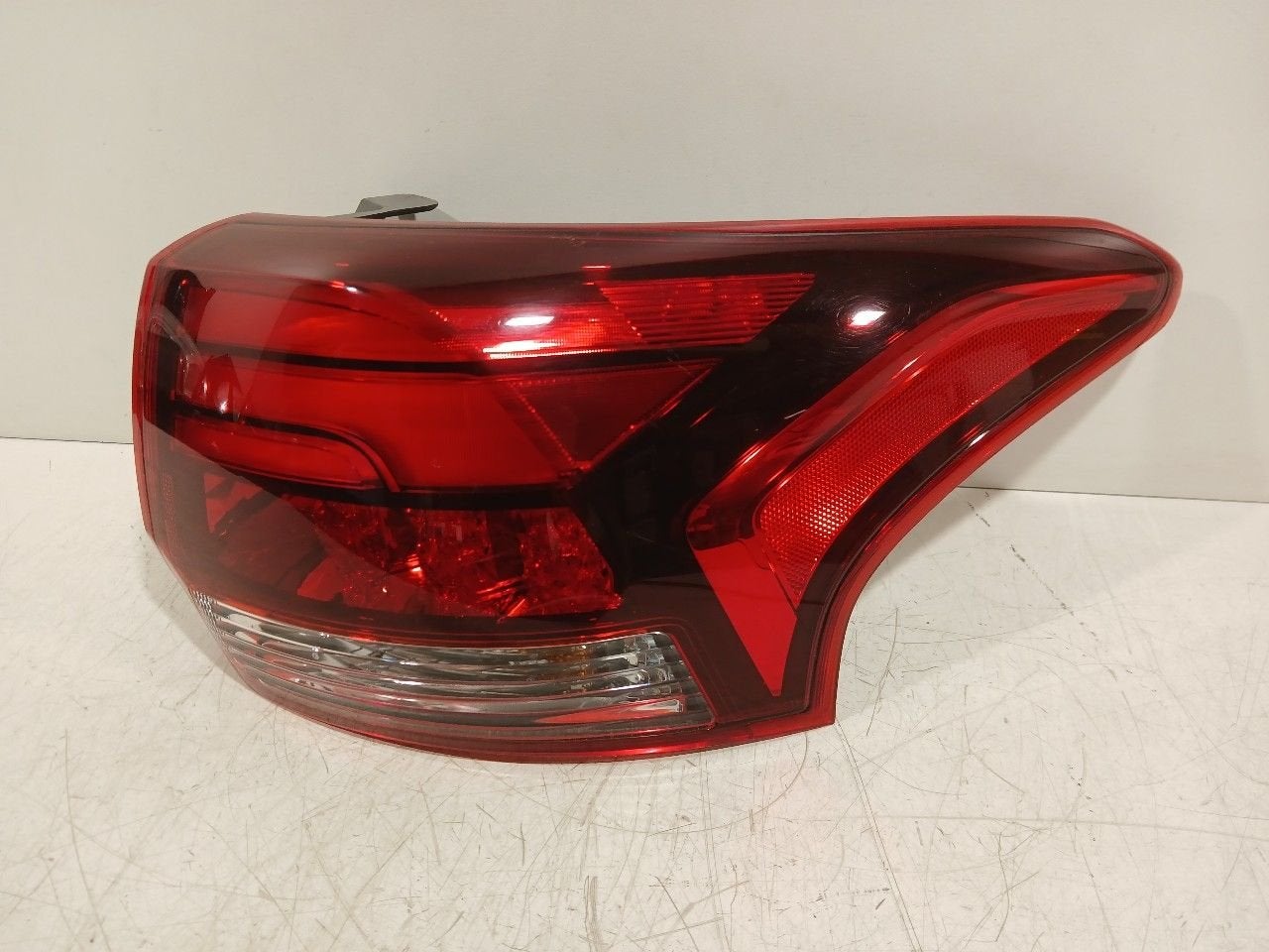 Achterlicht carrosserie rechts Mitsubishi Outlander, Auto-onderdelen, Verlichting, Onderdelen@venauto.nl, Van der Ven Autorecycling B.V.