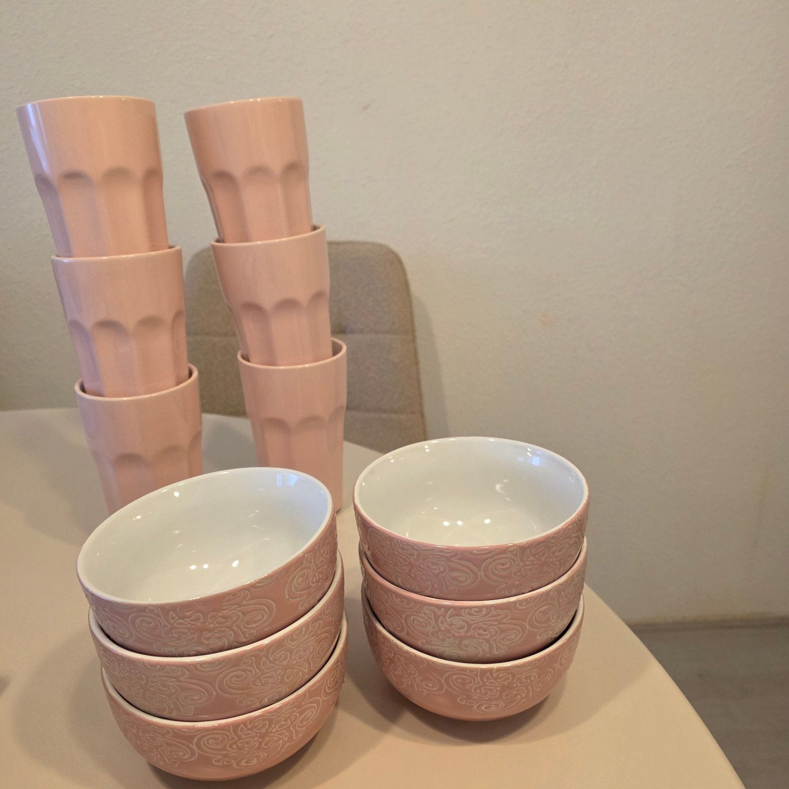 Roze kommen en bekers set - 14 stuks, Keramiek, Ophalen of Verzenden, Zo goed als nieuw, Kom(men)