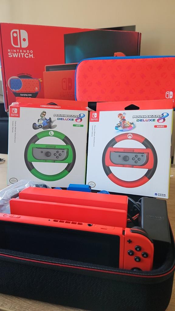 Nintendo Switch Mario Red & Blue + stuurtjes en opbergcase, Spelcomputers en Games, Ophalen, Zo goed als nieuw, Met 2 controllers