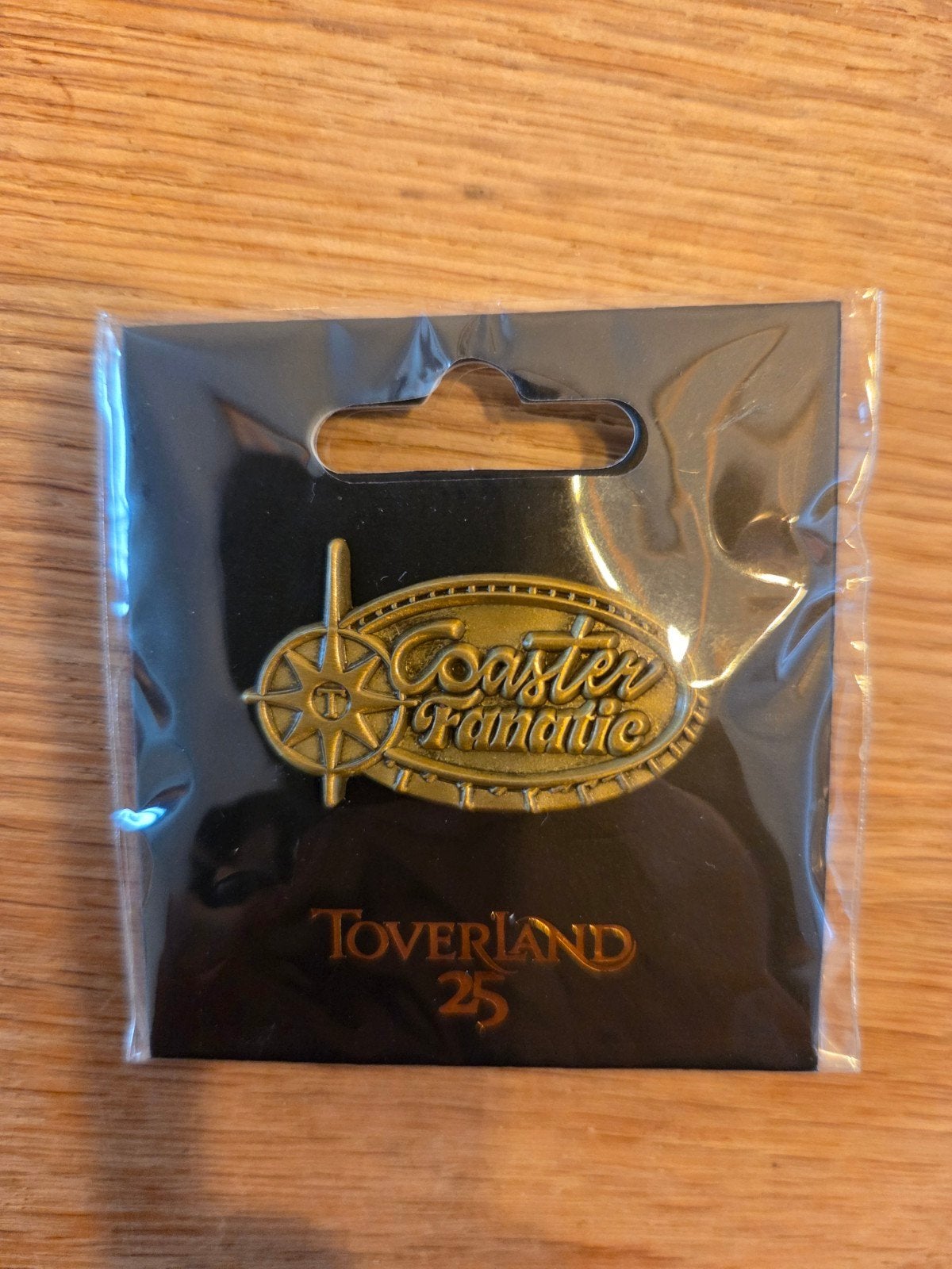 Toverland Coaster Fanatic Pin - Nieuw in verpakking, Ophalen of Verzenden, Nieuw, Overige onderwerpen, Speldje of Pin