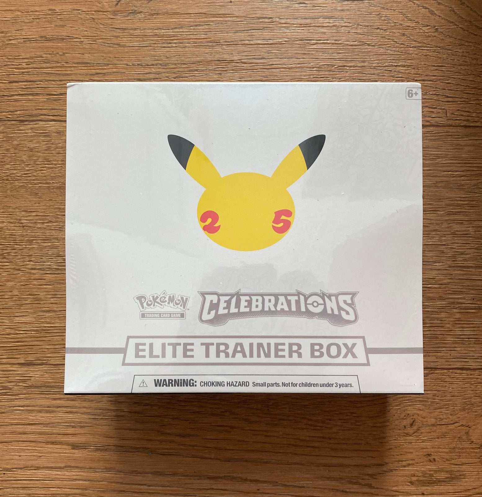 Pokémon TCG - Celebrations 25th Elite Trainer Box *SEALED*, Ophalen of Verzenden, Nieuw, Foil