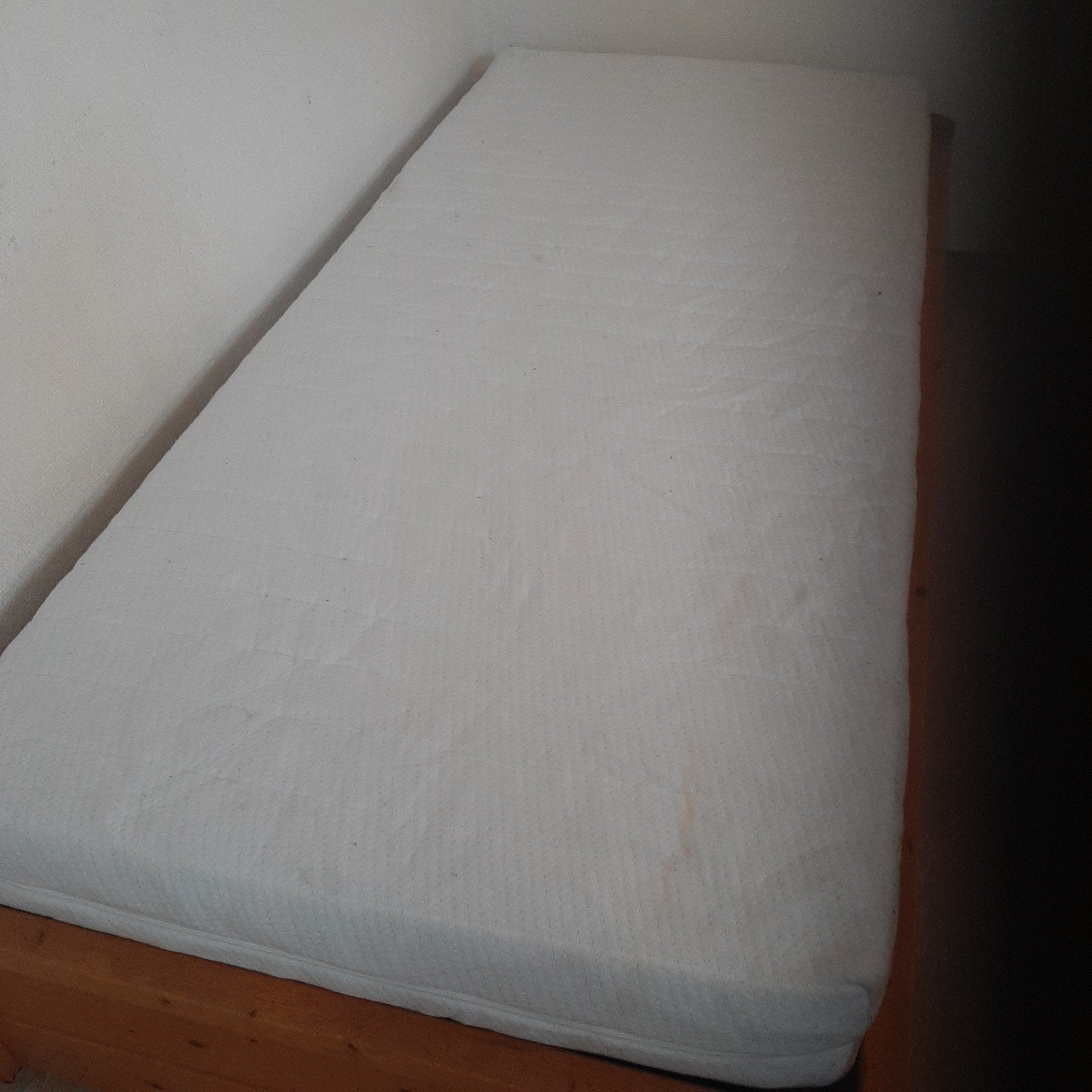 eenpersoons bed met verstelbare bed bodem en zgan dik matras, Ophalen, Gebruikt