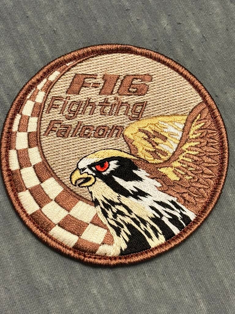Desert swirl F-16 fighting falcon embleem Volkel AB, Verzenden, Luchtmacht, Nederland, Embleem of Badge