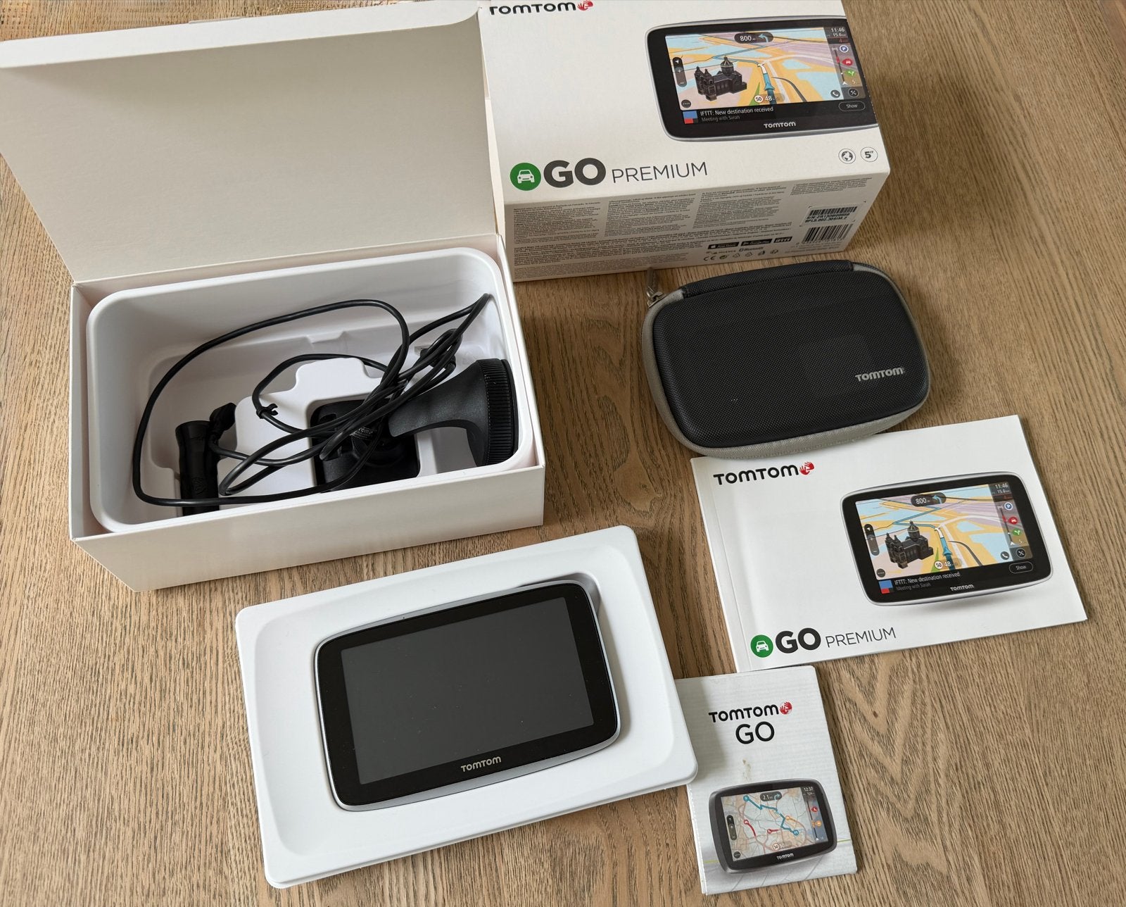 TomTom GO Premium 5 navigatiesysteem met kapotte accu, Auto diversen, Autonavigatie, Ophalen of Verzenden, Gebruikt