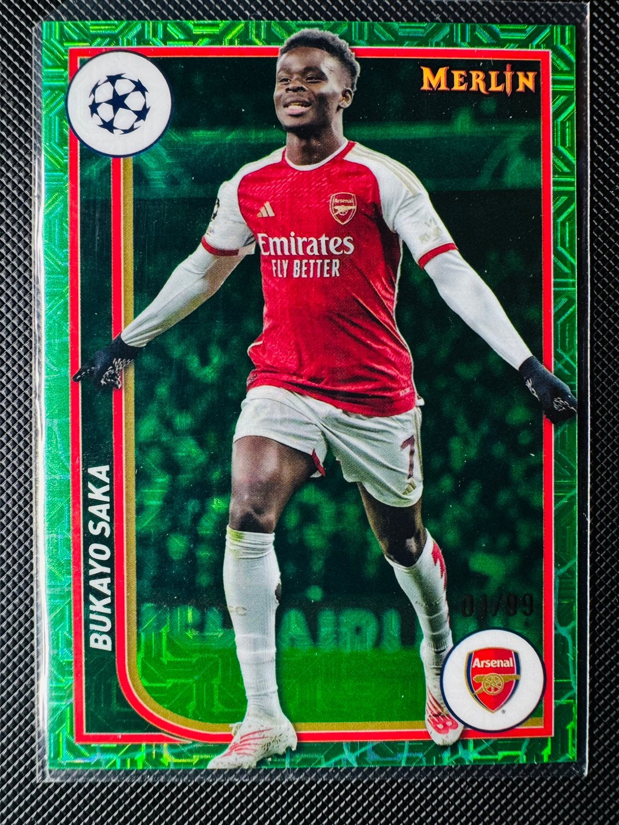 Topps Merlin Bukayo Saka #11 Green mojo 01/99 UEFA CL, Ophalen of Verzenden, Zo goed als nieuw, Plaatje