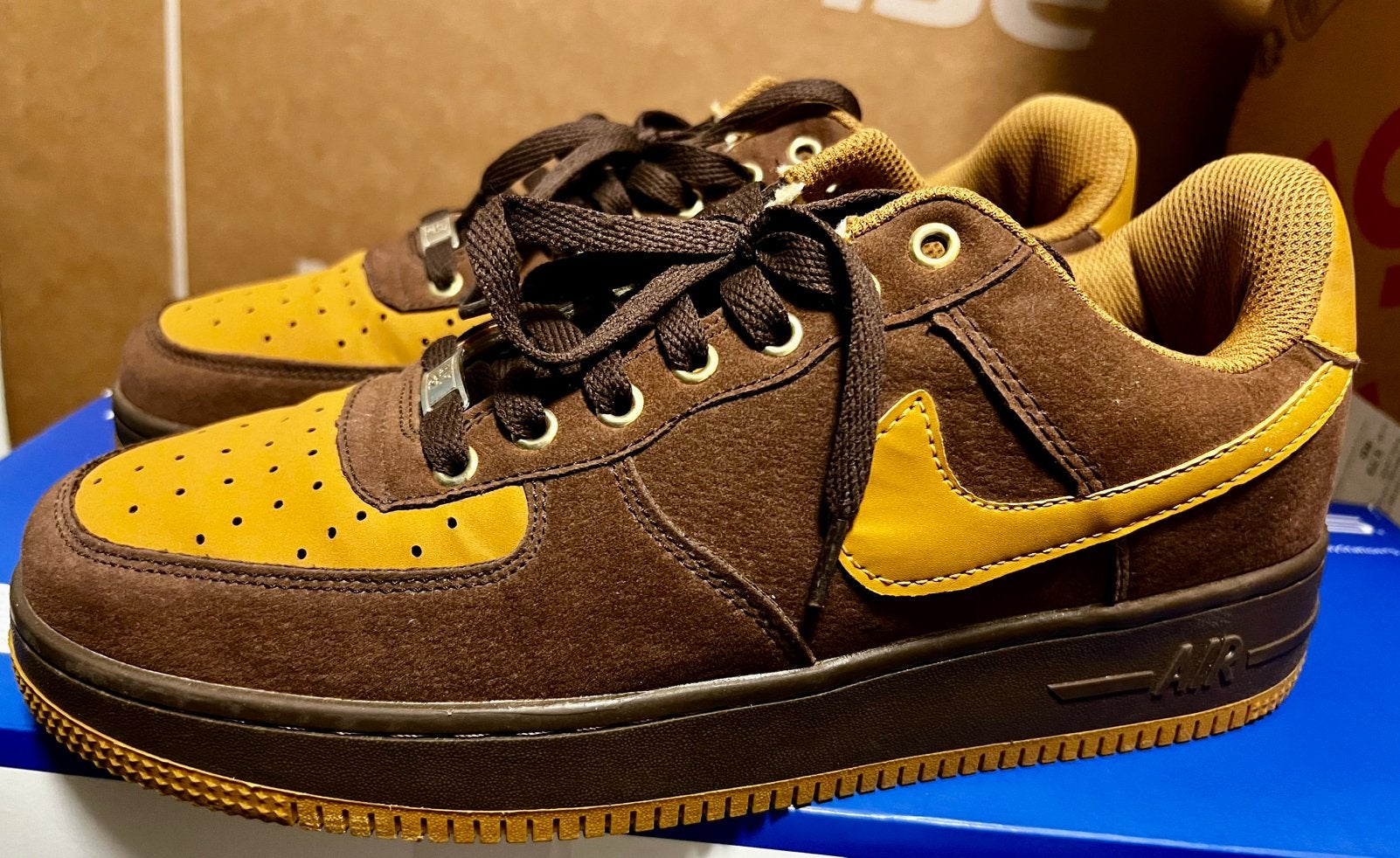 Nike Air Force 1 Low Bruin/Geel – Maat 45 – Zeer Nette Staat, Kleding | Heren, Ophalen of Verzenden, Zo goed als nieuw, Bruin