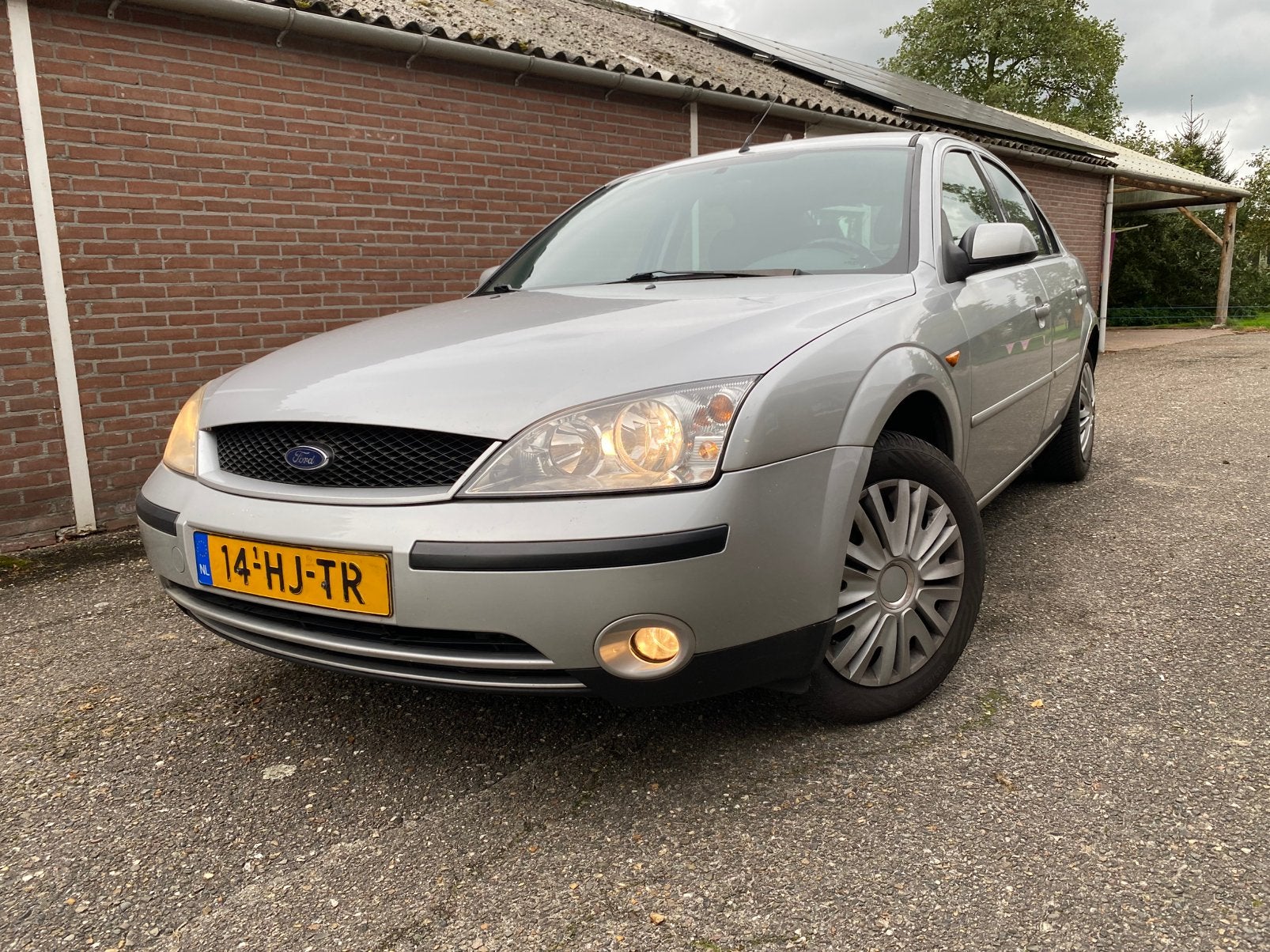 Ford Mondeo 2.0 16V 107KW HB AUT 2001 Grijs, Auto's, 145 pk, Stof, Zwart, 4 cilinders