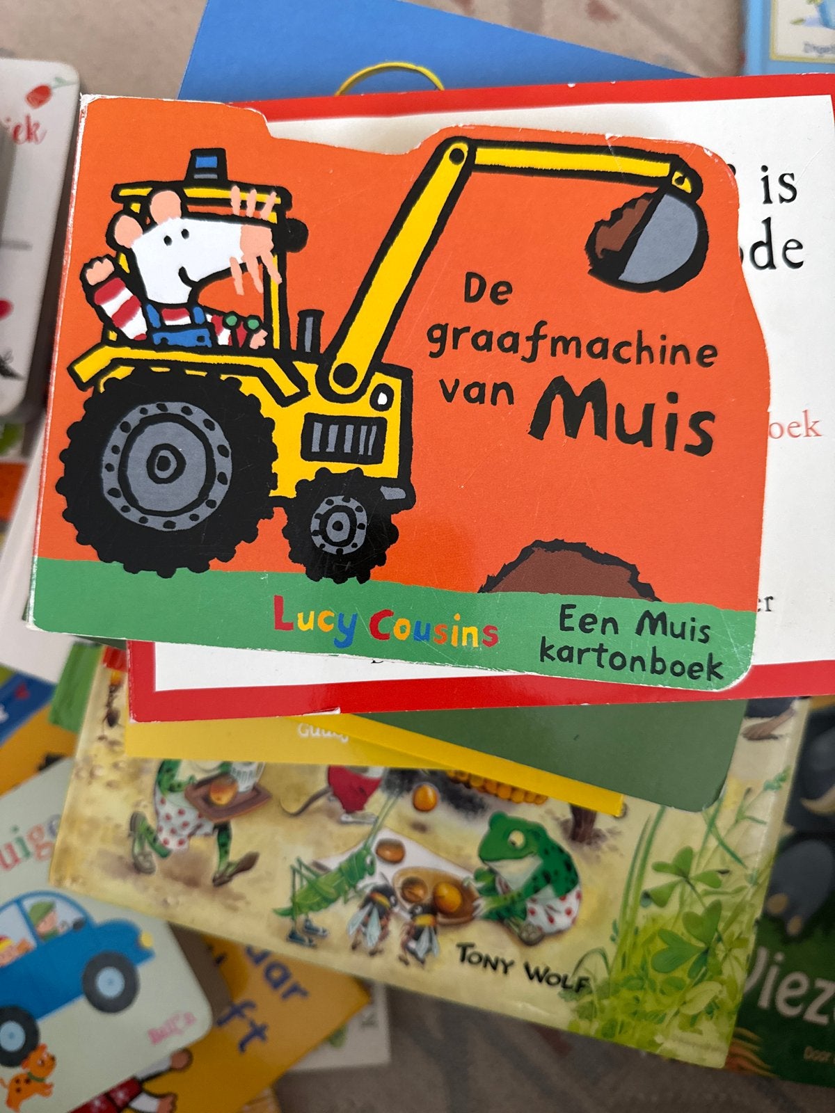 De graafmachine van Muis - Kartonboekje Lucy Cousins, Boeken, Ophalen of Verzenden, Gelezen, 1 tot 2 jaar