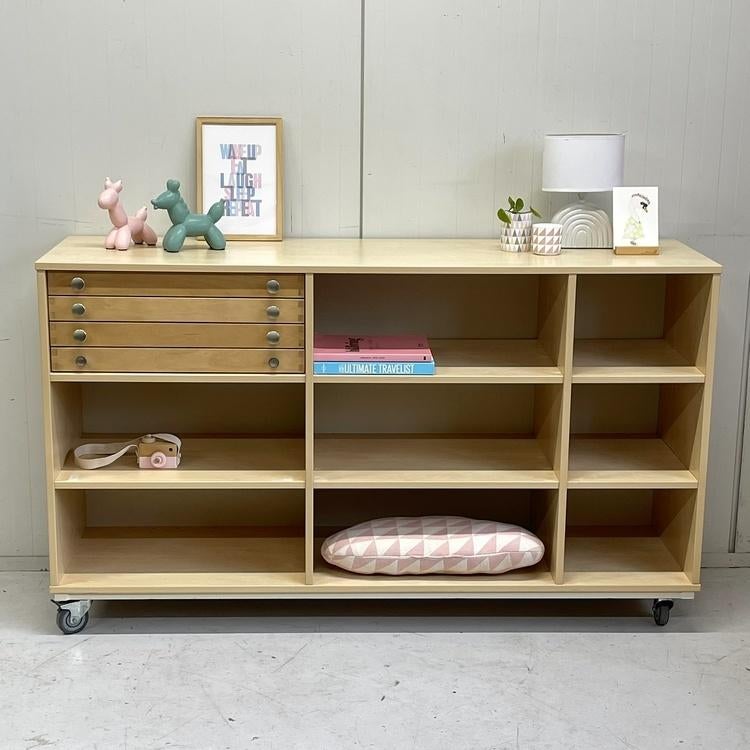 Vintage schoolkast knutselkast papier boekenkast op wielen