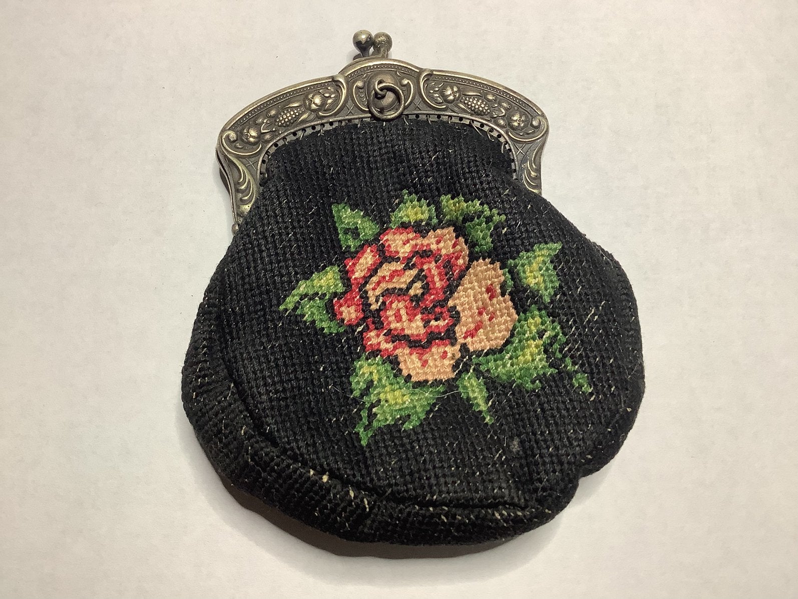 ANTIEKE GEMERKTE BEURS, BEWERKTE BEUGEL EN GEBORDUURDE TAS, Antiek en Kunst, Verzenden, Dames