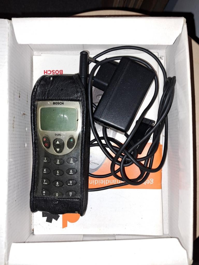VINTAGE GSM BOSCH DUAL COM 738 MET OPLADER EN BOEKJE IN DOOS, Gebruikt, Geen camera, Ophalen of Verzenden, Klassiek of Candybar