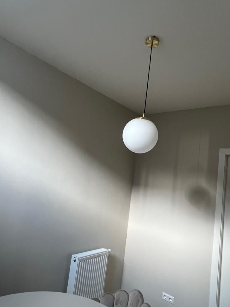 Moderne Hanglamp met Melkglas Bol - Stijlvolle Verlichting, Ophalen of Verzenden, Zo goed als nieuw