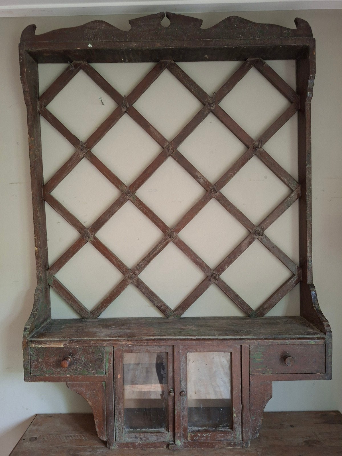 Antieke houten wandkast met haken en lades, Antiek en Kunst, Ophalen